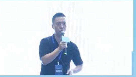 永隆配资 AI落地速度有多快？宽邦科技创始人梁举: 2025部分模块已经99%由AI输出 人类只剩“按回车”和“喝咖啡”