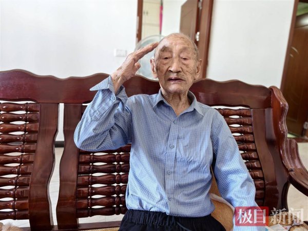 天美配资 致敬英雄！习近平与抗战老兵亲切握手，其中有一位湖北老兵宋其祥