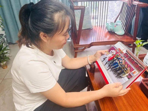 信康配资 刚刚，这位河南小伙在天安门广场升起五星红旗！