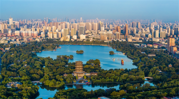 和业众 秋色满城 历下有约丨泉城脉动·跟着马拉松游历下